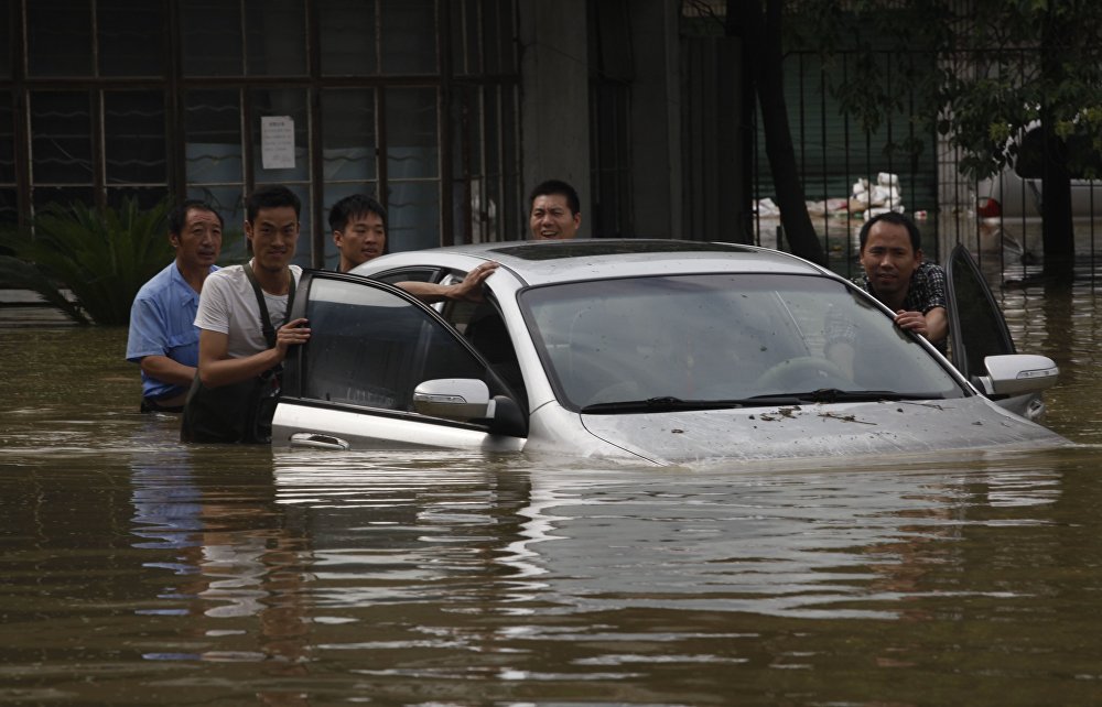 Число жертв наводнений на юге Китая возросло почти до 60