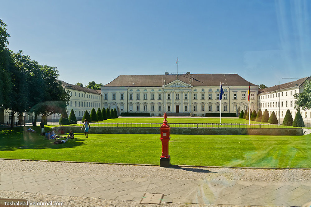Во двор президентской резиденции в Берлине бросили 