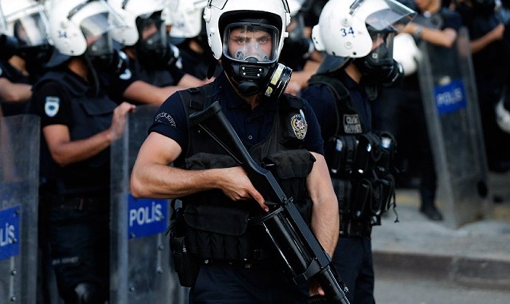 В результате взрыва погибли 10 полицейских Турции