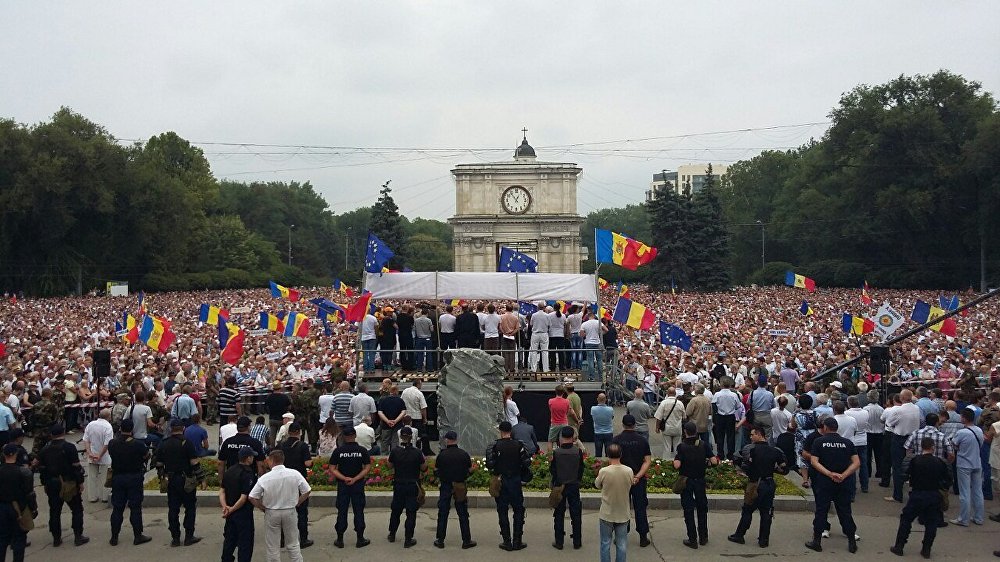 Сразу два антиправительственных митинга проходят в Кишиневе