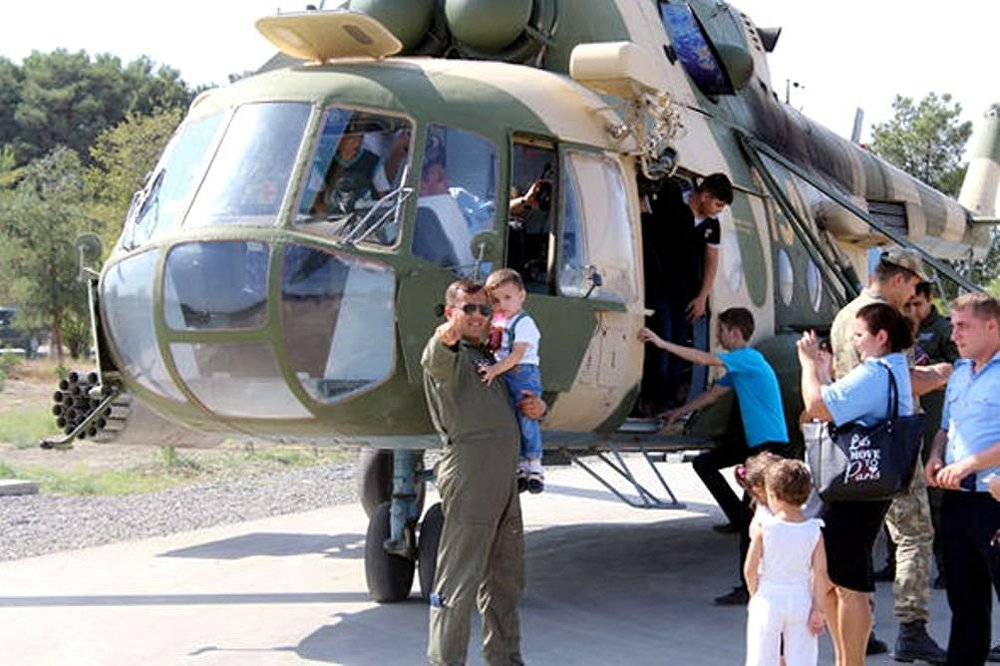Азербайджанские школьники рядом с воздушной эскадрильей Турции