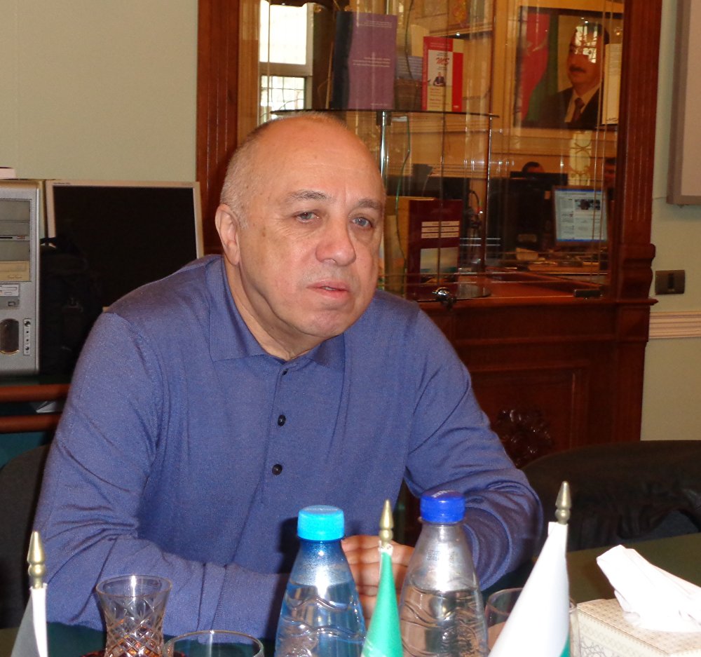 В Баку состоялась презентация книги журналиста Рафаэля Гусейнова
