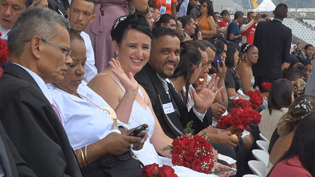 Массовая свадьба на футбольном стадионе: более 400 пар поженились в Сан-Паулу
