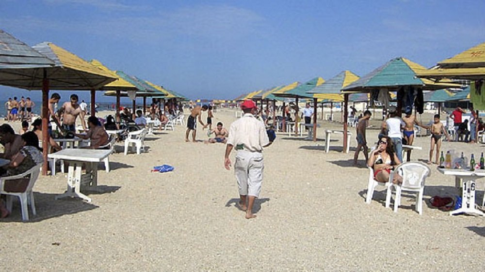 Эколог: на бакинских пляжах рядом с туалетами пекут «тяндир»