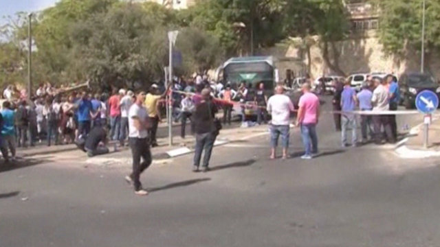 Вооруженные палестинцы напали на автобус в Иерусалиме. Кадры с места ЧП