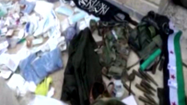 Сирийские военные захватили оружие и форму террористов в Тель-Скеке