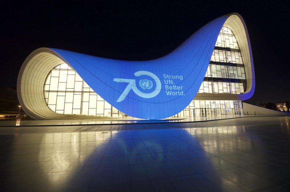 Здание Центра Гейдара Алиева окрасилось в голубой цвет в честь ООН
