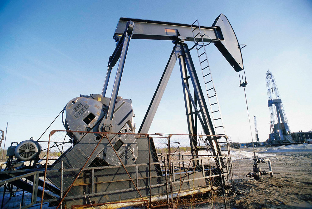 Нефть дешевеет на росте запасов США и опасениях о заморозке добычи