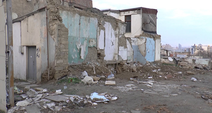 Так выглядит нынешняя Советская в Баку - пыль столбом и груды камней