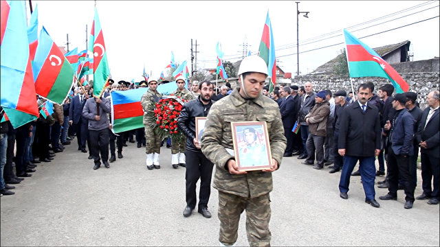Тысячи людей пришли на прощание с прапорщиком ВС Азербайджана