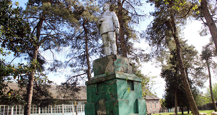 Памятник Сталину в селении Алибейли Гахского района
