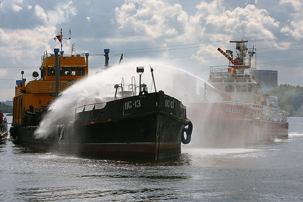 Экипаж горевшего в Каспии танкера доставят в Астрахань не раньше среды