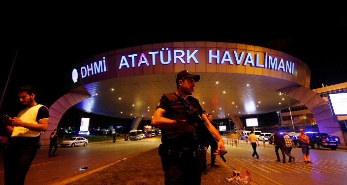 Полицейский стоит на страже у входа в аэропорт имени Ататюрка в Стамбуле, Турция, после теракта
