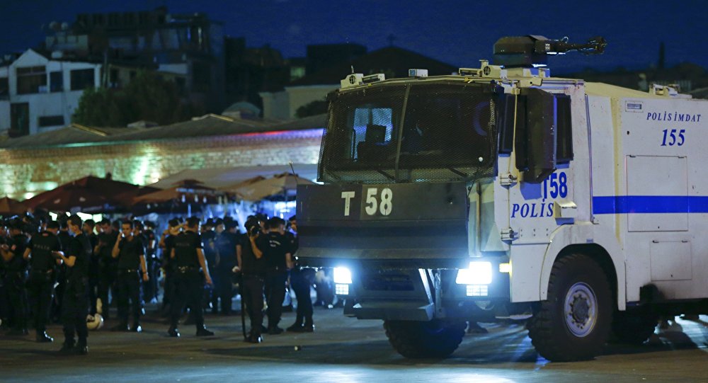 Турецкие полицейские на площади Таксим в Стамбуле