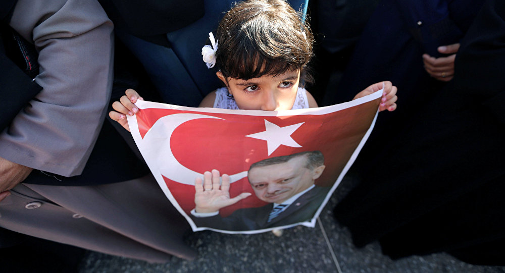 Девочка с портретом Эрдогана