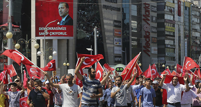 Сторонники Эрдогана на площади Кызылай в Анкаре