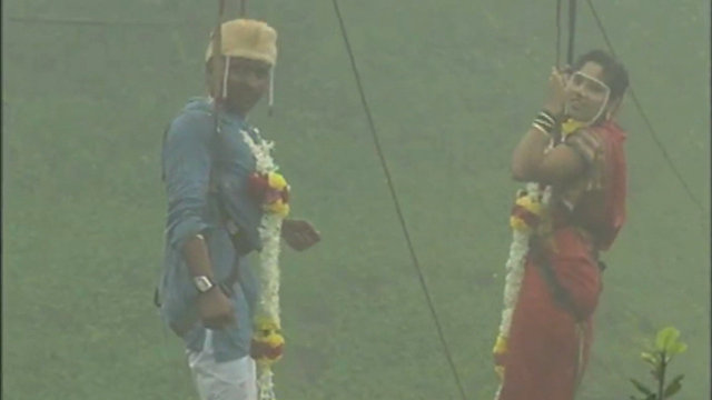 В Индии на высоте 90 метров прошла необычная свадьба