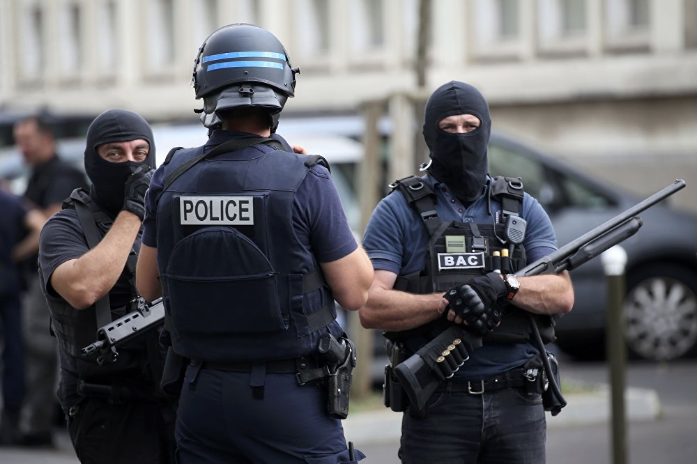 Во Франции ищут афганского беженца, угрожающего терактом Парижу