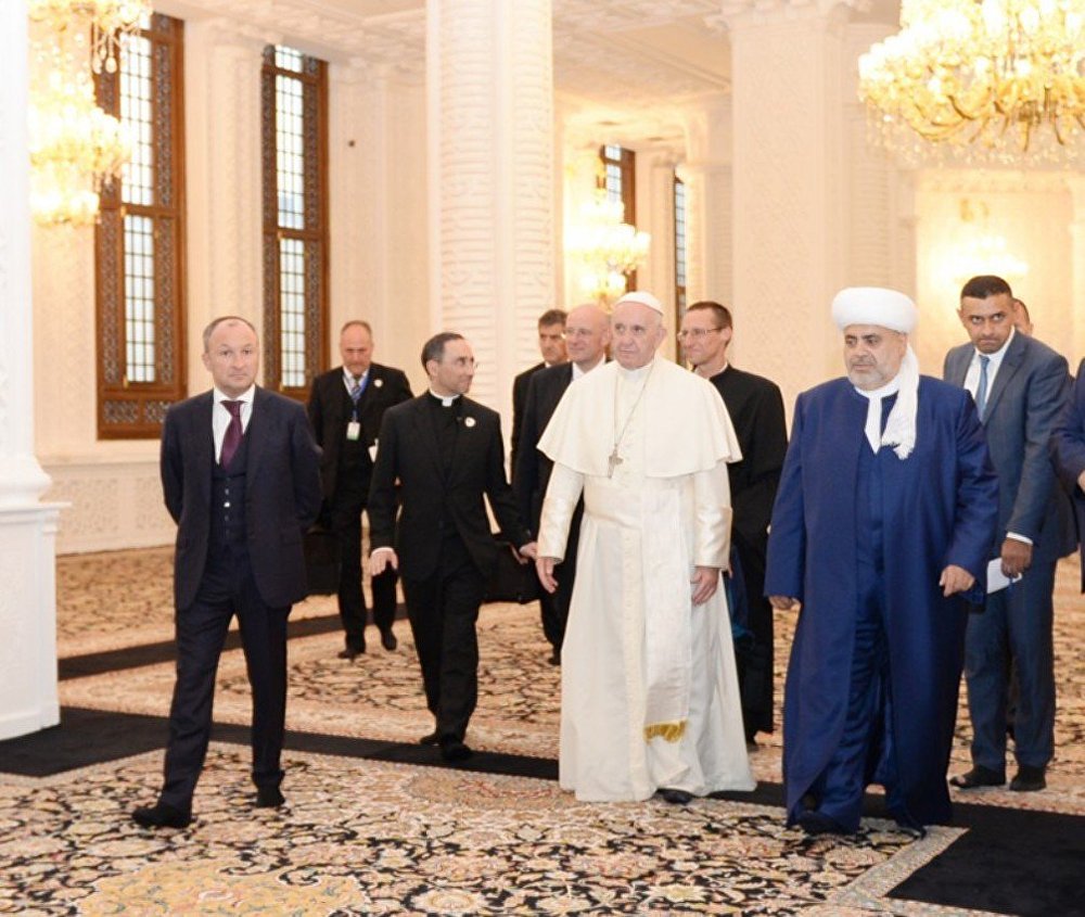 Папа Римский посетил бакинскую мечеть Гейдара