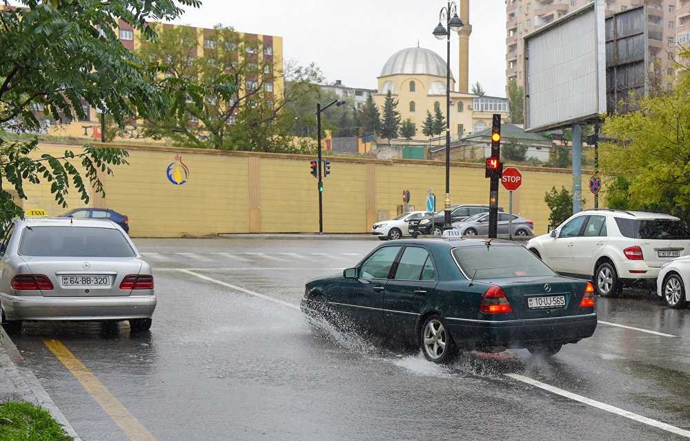 Более двадцати ДТП произошли в Баку из-за дождей