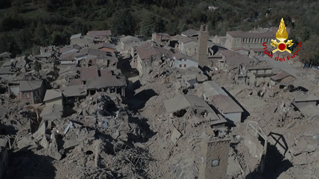Момент обрушения дома во время землетрясения в Италии