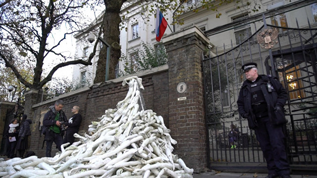 Пирамида из рук выросла перед посольством РФ в Лондоне