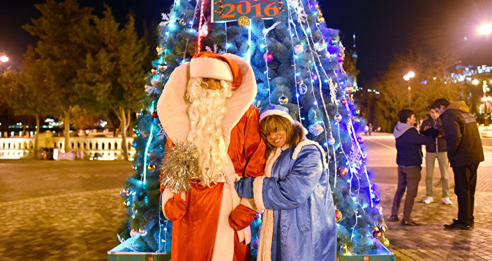 Дед Мороз и Снегурочка на бакинском бульваре