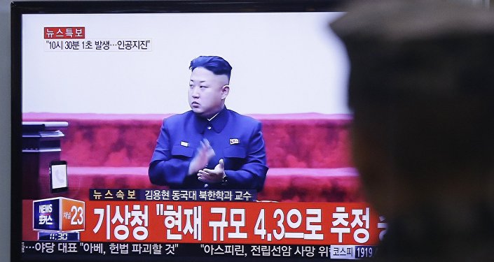 Южнокорейский солдат смотрит на экране телевизора выступление лидера Северной Кореи Ким Чен Ына. Сеул, 6 января 2016 года