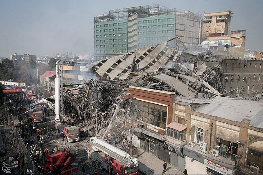 Семнадцатиэтажный торговый центр рухнул в Тегеране