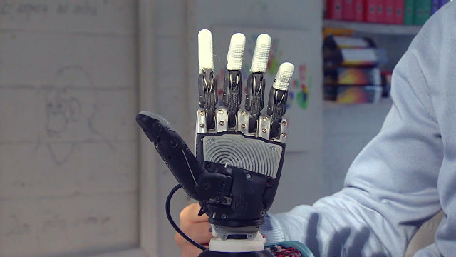 Инженер из Норильска создал уникальный бионический протез руки