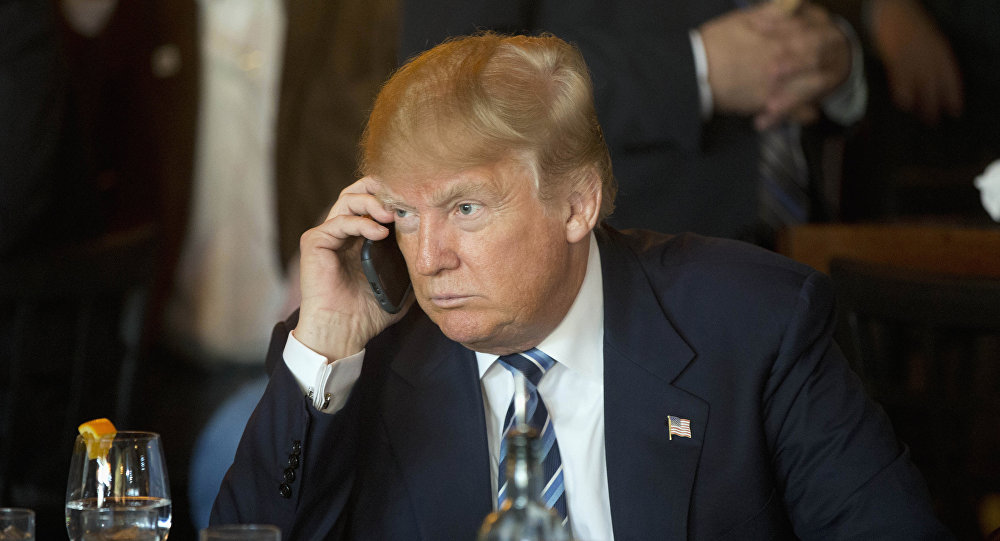 Дональд Трамп во время телефонного разговора