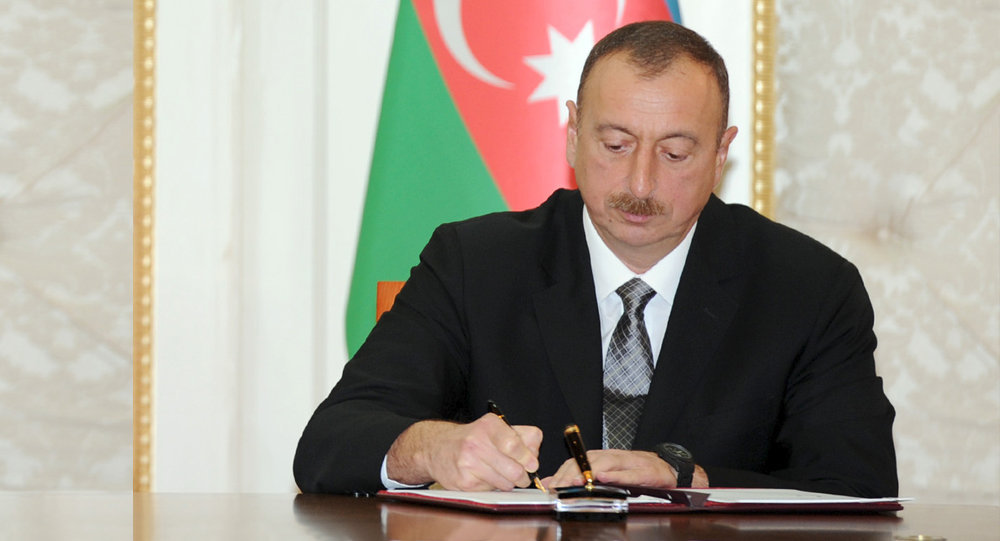 Президент Алиев наградил депутатов, журналистов, учителей и госслужащих