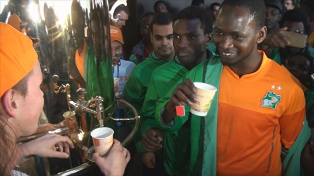 Российские болельщики угостили ивуарийских фанатов чаем из самовара