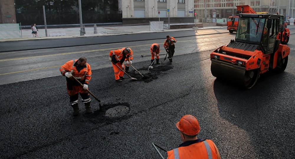 Дороги закрытые ремонт. В Баку ремонтные дороги. Монтажные работы на дорогах Баку перед формулой.