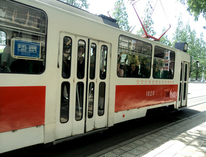 Трамвай на на одной из улиц северокорейской столицы