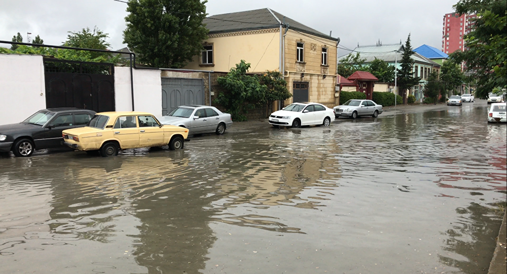 Сильный дождь парализовал одну из улиц Баку