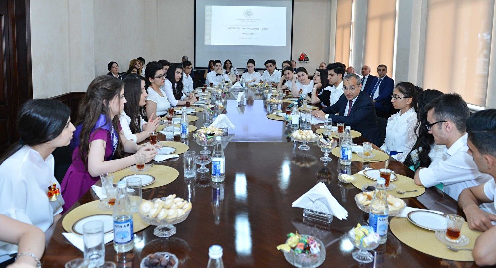 Министр образования Азербайджана поздравил самых успешных выпускников