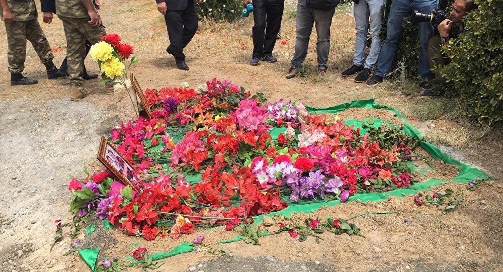 Представители зарубежных СМИ и военные атташе на могиле Захры