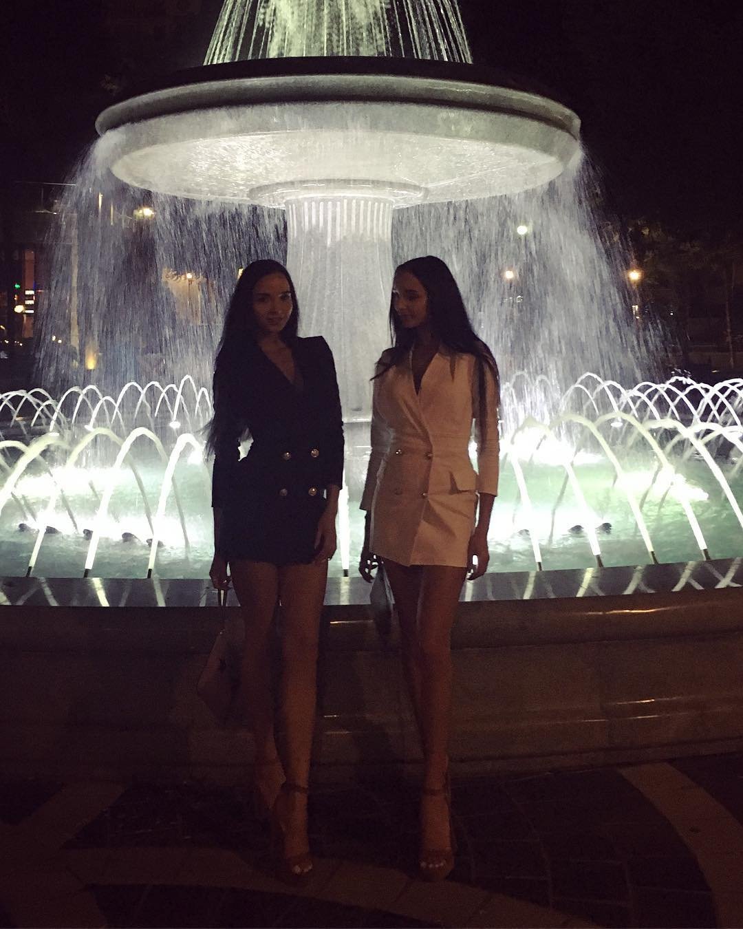 Казанские модели-близняшки Аделина и Алина Фатхеевы в Баку