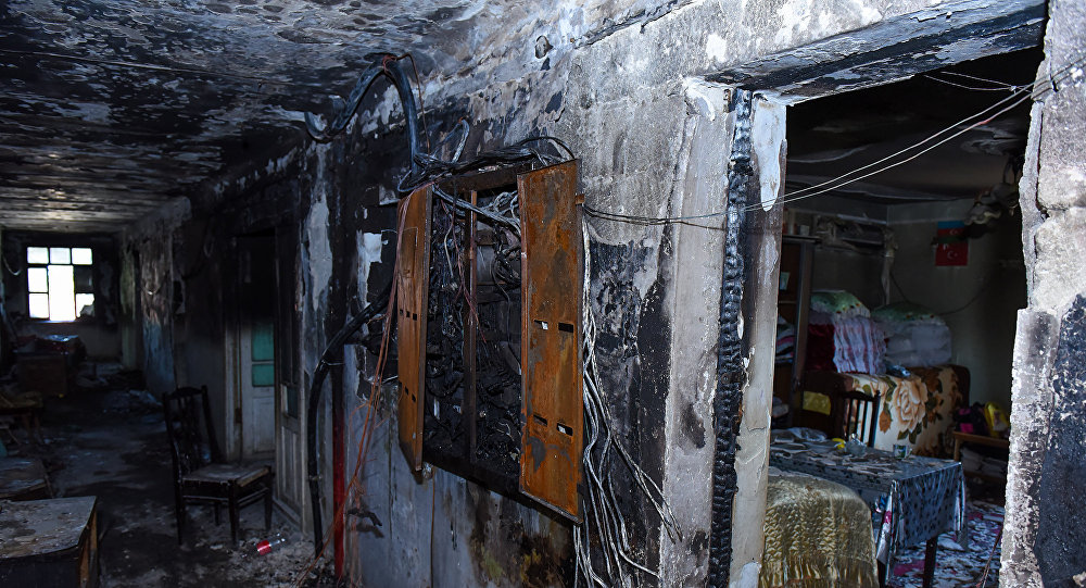 Представители властей побывали на месте пожара в бакинском поселке