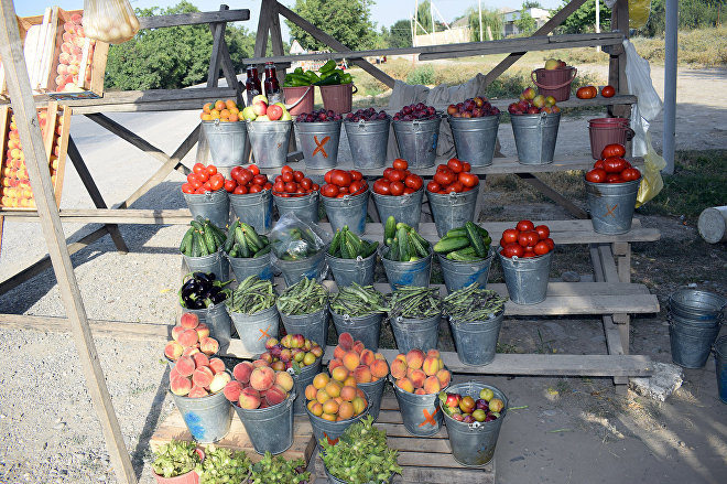 Уличная торговля фруктами и овощами на обочине дороги