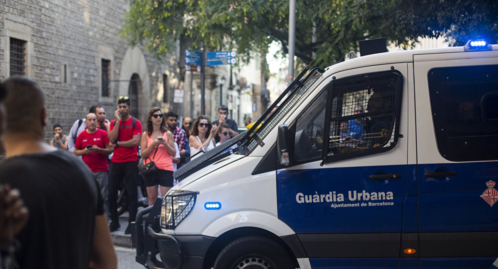Автомобиль полиции на месте теракта в Барселоне
