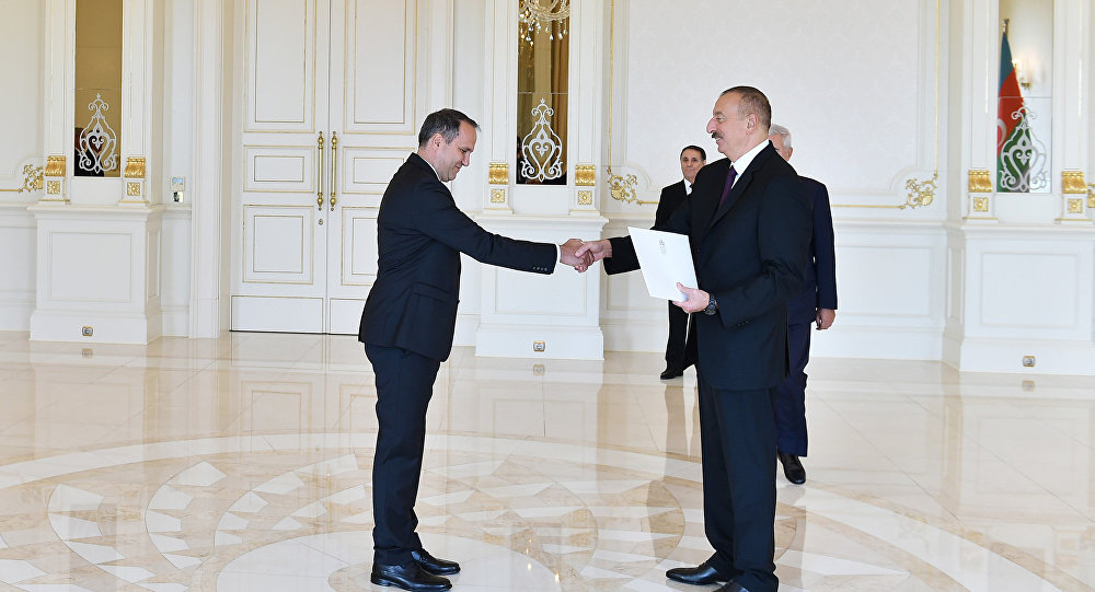 Президент Алиев принял верительные грамоты послов ряда стран