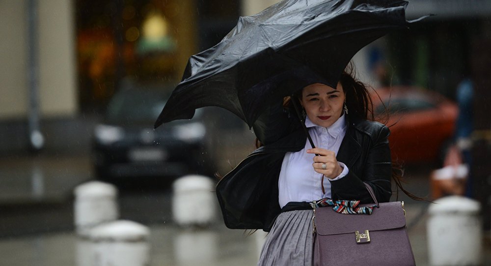 Синоптики рекомендуют не расставаться с зонтом и теплыми вещами