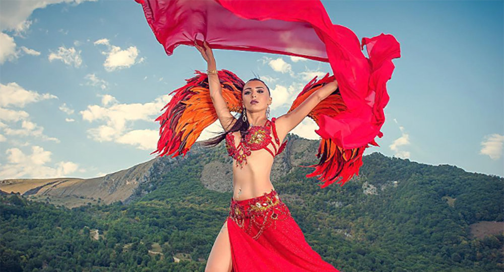 Азербайджанка исполнила танец живота на фестивале в Санкт-Петербурге