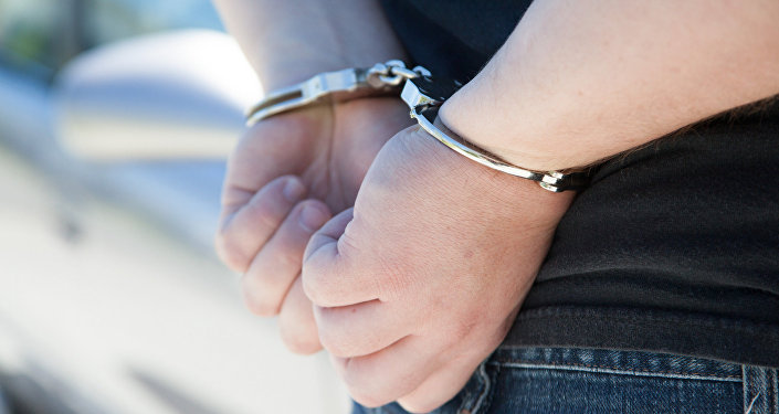 Арестованный в наручниках