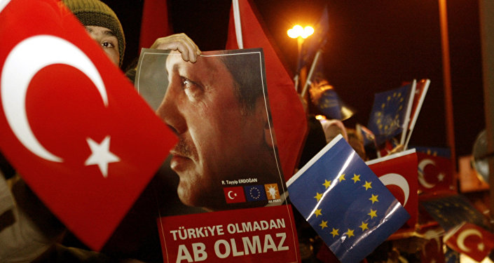Люди с флагами Турции и с флагами ЕС, во время прибытия президента Турции Реджеп Тайип Эрдогана в международный аэропорт Ататюрка в Стамбуле, 18 декабря 2004 года