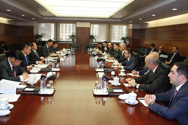 Заместитель министра по коммерции КНР Фу Цзыин и министр экономики Азербайджана Шахин Мустафаев в ходе встречи