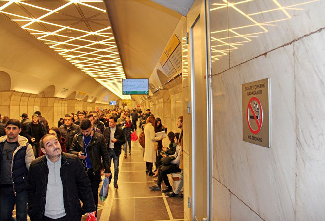 Знак Не курить на стене платформы станции 28 мая Бакинского метрополитена 