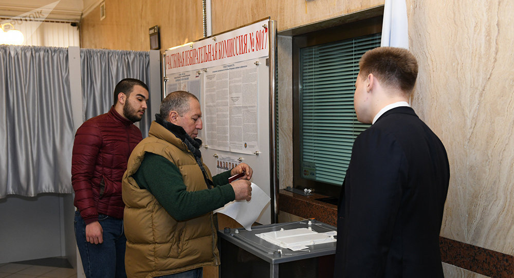 Выборы-2018: почему мужчину с букетом не пропустили в посольство России в Баку?